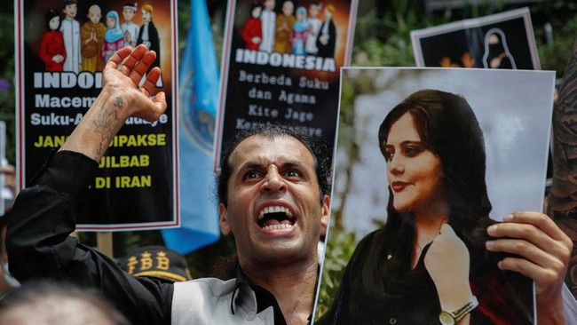 Duta Besar Iran untuk Indonesia, Mohammad Azad, menuding Arab Saudi membiayai media internasional untuk menyebar kampanye hitam dalam pemberitaan Mahsa Amini.