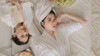 <p>"Dari sama-sama kerja bareng, single bareng, timing ketemu pasangan juga bareng, sama-sama pandemic wedding, sampe hamil bareng and also.. Our baby girls are coming soon! May God’s loving hand be on our babies in their last trimester in our wombs. Smoga ga bosen bareng mulu @alikaislamadina," tulis Danita untuk sang sahabat. Foto: Instagram @danitasigarlaki</p>