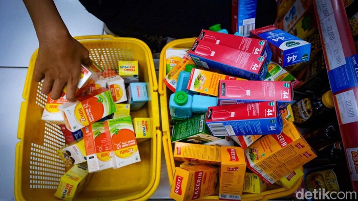Apotek dan minimarket mulai menarik obat sirup dari pajangan usai imbauan dari Kemenkes. Hal ini dilakukan imbas adanya temuan 206 kasus gangguan ginjal akut misterius pada anak.