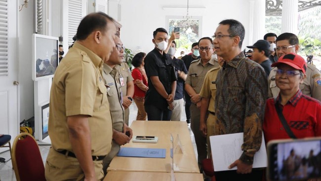 Pj Gubernur DKI Heru Budi Hartono hari ini kembali membuka posko aduan warga yang sempat populer di era Ahok. Pada masa Anies, posko aduan ditiadakan.