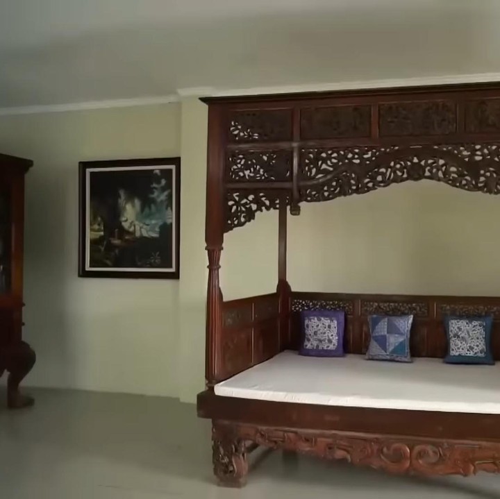 <p>Berbagai perabot antik dari kayu dikoleksi oleh Roy Marten. “Karena saya dulu kecil di kampung di Salatiga, jadi saya suka suasana pedesaan seperti ini. Ini kayu saya suka sekali,” tutur Roy Marten dalam acara Sobat Misqueen. (Foto: YouTube Trans 7)</p>