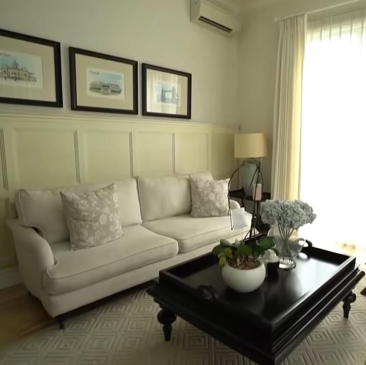 <p>Berlokasi di Surabaya, rumah Bu Rudy bergaya modern klasik, Bunda. Ruang tamunya dilengkapi pernak pernik dengan warna senada mulai dari sofa, tembok, hingga gorden. (Foto: YouTube Trans 7)</p>