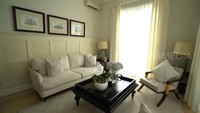 <p>Berlokasi di Surabaya, rumah Bu Rudy bergaya modern klasik, Bunda. Ruang tamunya dilengkapi pernak pernik dengan warna senada mulai dari sofa, tembok, hingga gorden. (Foto: YouTube Trans 7)</p>