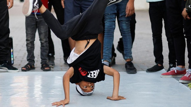 FOTO: Gaya Remaja Gaza Lepas Stres dengan Breakdance