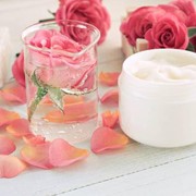 Khasiat Rosa damascena, Jenis Mawar yang Dimanfaatkan Sebagai Bahan Skincare dan Rekomendasi Produknya