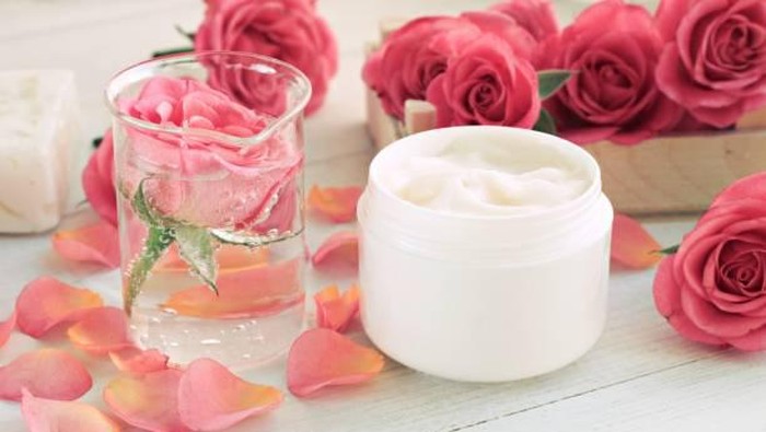 Khasiat Rosa damascena, Jenis Mawar yang Dimanfaatkan Sebagai Bahan Skincare dan Rekomendasi Produknya