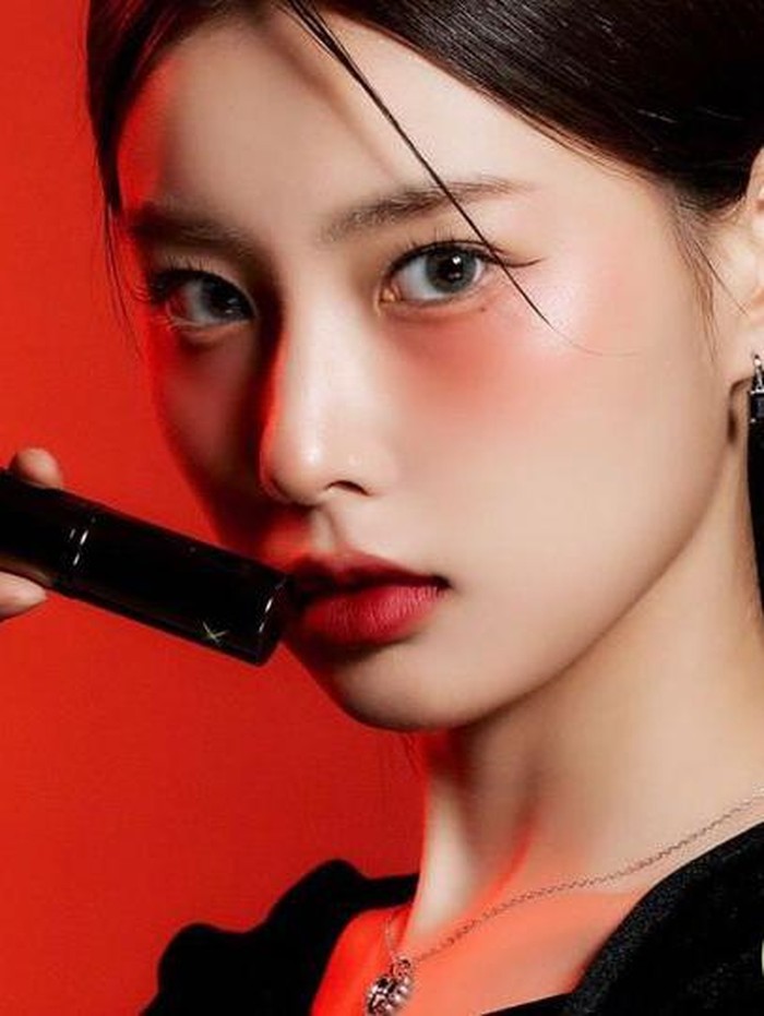 Dalam pemotretan bersama ma:nyo, Kang Hye Won sukses buat netizen terpesona dengan seluruh konsep warna lipstik yang berbeda./ foto: instagram.com/manyoofficial