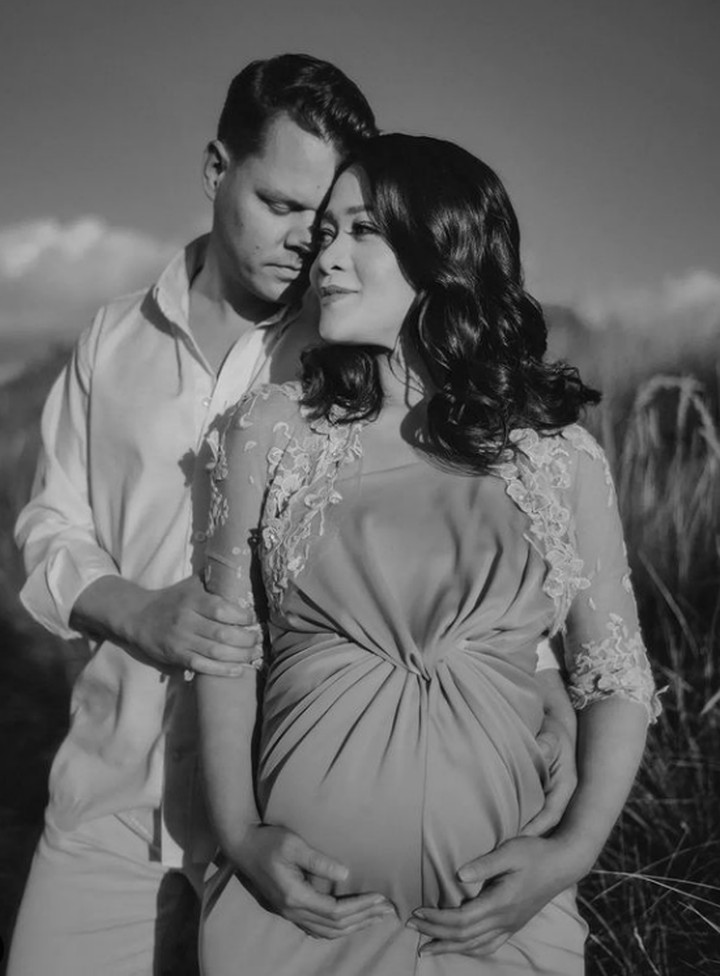 Gracia Indri melalui instagram pribadinya mengunggah foto kehamilan terbarunya dan mengajak netizen menebak jenis kelamin dari calon bayi di kandungannya.