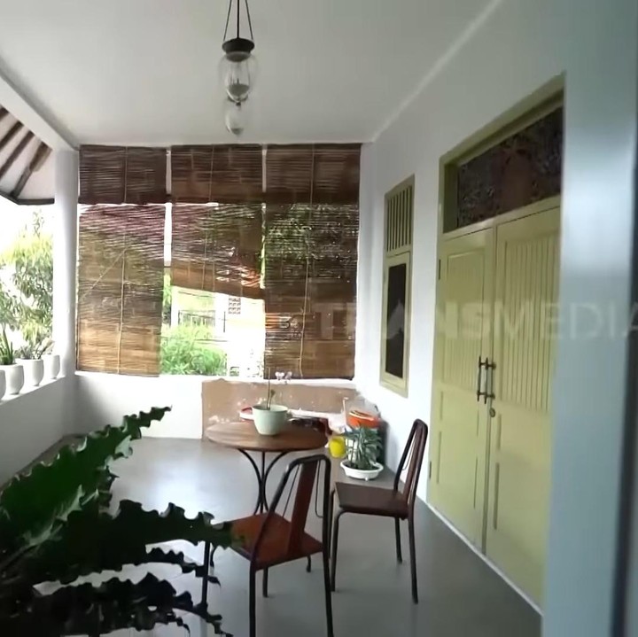 <p>Di balkon ini, istri Roy Marten, Anna Maria Salam merawat tanaman-tanaman hiasnya setiap pagi dan sore. Suasana rumahnya pun semakin asri, ya Bunda. (Foto: YouTube Trans 7)</p>