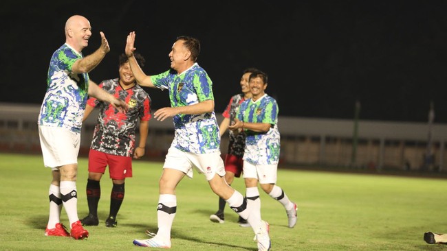 Susi Pudjiastuti turut mengomentari fun football PSSI vs FIFA di Stadion Madya, Selasa (18/10) malam.