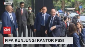 VIDEO: Kunjungi Kantor PSSI, Presiden FIFA Main Bola Bareng PSSI