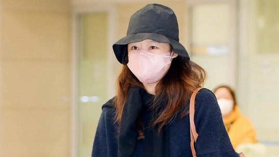 Gong Hyo Jin Pulang Sendirian Usai Menikah, Kevin Oh di Mana?