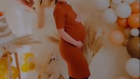 <p>Gracia juga sempat mendapat kejutan dari sag suami dan teman-temannya di Belanda. Terdapat gulungan handuk dengan bentuk seperti kue yang bertuliskan ‘Gracia Indri's Baby Shower’. Semoga Gracia Indri dan bayinya senantiasa sehat hingga hari persalinan ya Bunda. (Foto: instagram @graciaz14/@elyagustina)</p>