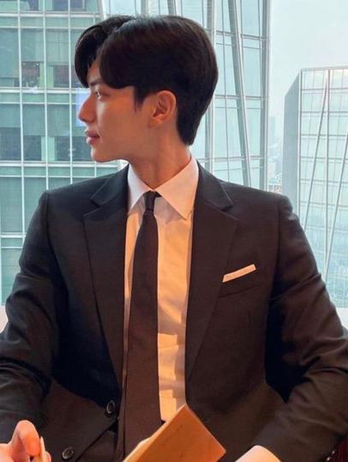Ia memulai debut sebagai aktor tahun 2021 lalu, lewat perannya sebagai Sekretaris Ahn dalam drama High Class./ foto: instagram.com/l.c.m___