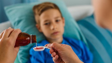 Demam pada anak pada dasarnya tak melulu harus diredakan dengan obat. Lantas, kapan sebenarnya anak yang demam perlu minum obat?
