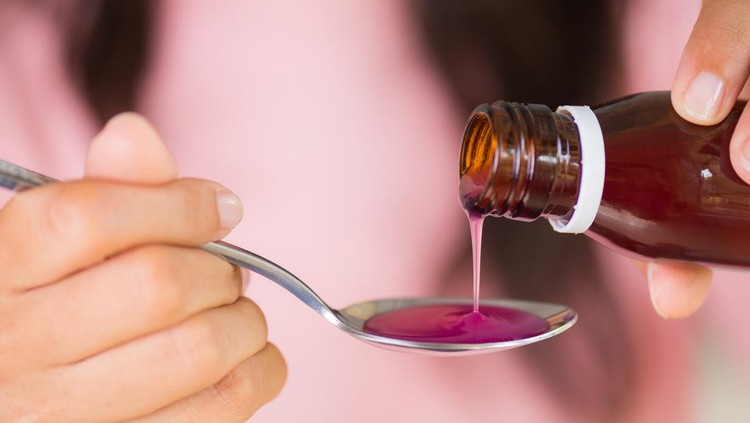 Ilustrasi Paracetamol Sirop Berbahaya Woman hand pouring medication or antipyretic syrup from bottle to spoon. healthcare, people and medicine concept.