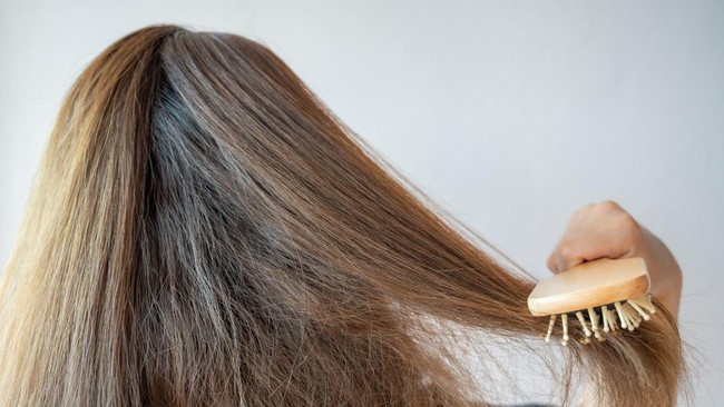Cara mengatasi rambut yang mengembang ada beragam, mulai dari perawatan sehari-hari hingga memanfaatkan bahan alami. Simak langkahnya.