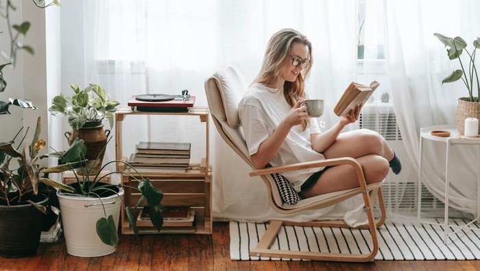 Virgo bisa menghabiskan hari sendirian bersama kamarnya yang rapi dan nyaman dengan membaca buku, melihat album foto, dan menulis buku diary/Foto: pexels.com/george-milton