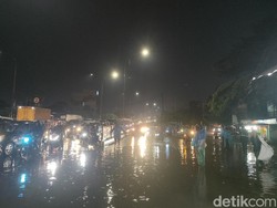 Penampakan Lumpuhnya Jalan Arief Rahman Hakim Depok Akibat Banjir