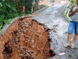 Hujan Lebat, Jalan Hasan Munadi di Desa Nyatyono Semarang Longsor