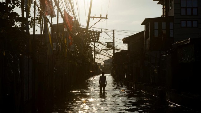 Banjir yang terjadi di Filipina sejak Minggu (25/12) atau saat Natal kemarin telah memaksa hampir 46 ribu orang di negara itu harus mengungsi dari rumah mereka.