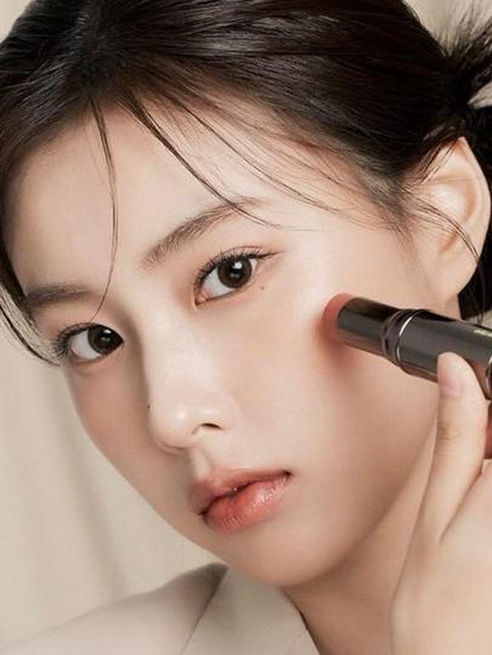 Mulai dari warna natural yang elegan, coral yang ceria, hingga bold yang berani, NO MERCY Spell Mood Stick bisa digunakan sebagai pelembab bibir, eye shadow, hingga blush on, lho./ foto: instagram.com/manyoofficial