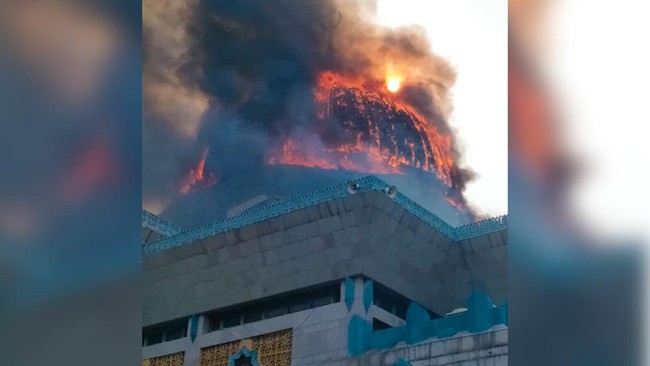 Kepala Sub Divisi Seni JIC mengatakan api yang membakar kubah masjid itu sudah padam sekitar pukul 16.45 WIB.