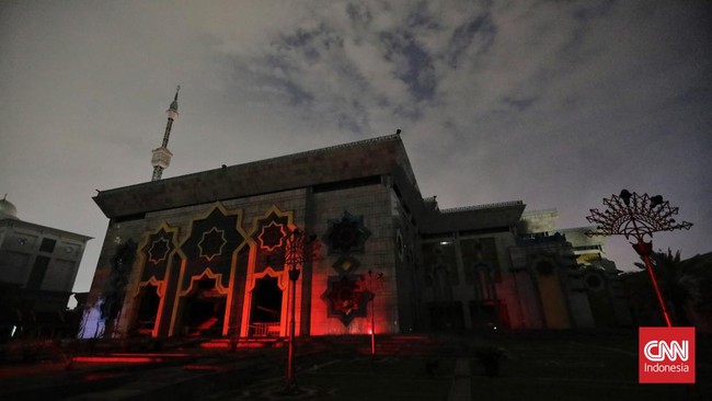 Petugas pemadam kebakaran masih menemukan bara api meski sudah lewat dari 24 jam sejak kebakaran melanda bagian kubah masjid Jakarta Islamic Center.