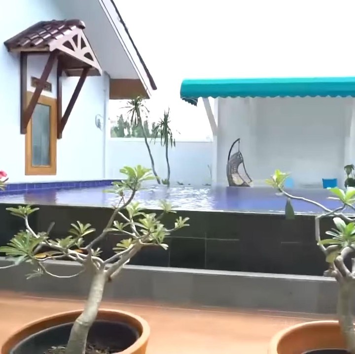 <p>Kolam renang di dalam rumah Roy Marten ternyata dulunya adalah kamar Gading Marten, lho Bunda. Sejak Gading Marten tidak tinggal bersama orang tuanya, kamarnya pun diubah jadi kolam renang. (Foto: YouTube Trans 7)</p>