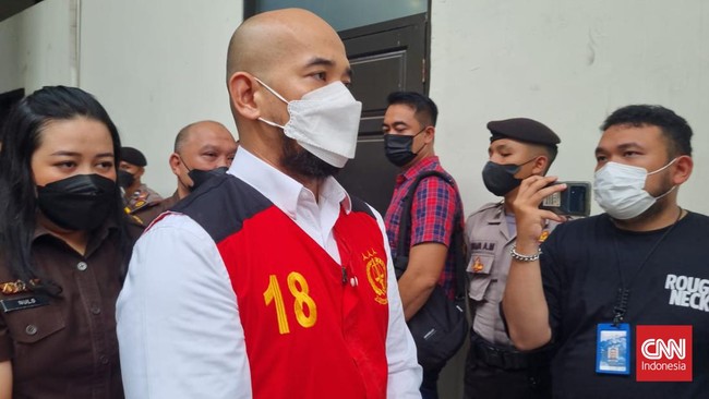 Sebelumnya, Jaksa menuntut agar Baiquni dihukum dengan pidana dua tahun penjara dan denda Rp10 juta subsidair tiga bulan kurungan.