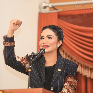 Blusukan ke Pasar, Krisdayanti Tenteng Tas Hermes Edisi Terbatas & Pakai Sabuk Prada