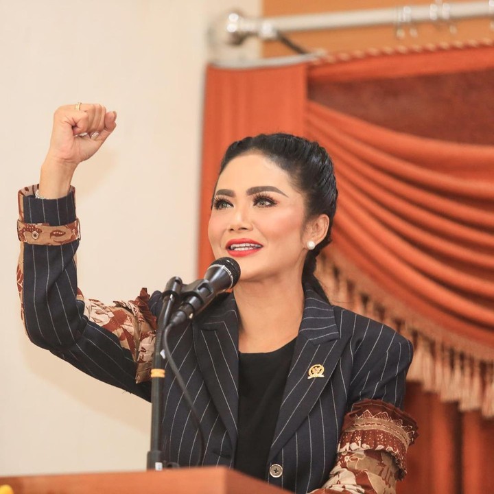 <p>Dalam kolom caption, Bunda empat orang anak ini mengakui bahwa ia berkesempatan menjadi dosen tamu di kampus tersebut. "Hari ini saya hadir sebagai dosen tamu," tuturnya, dikutip dari akun @krisdayantilemos. (Foto: Instagram @krisdayantilemos)<br /><br /><br /></p>