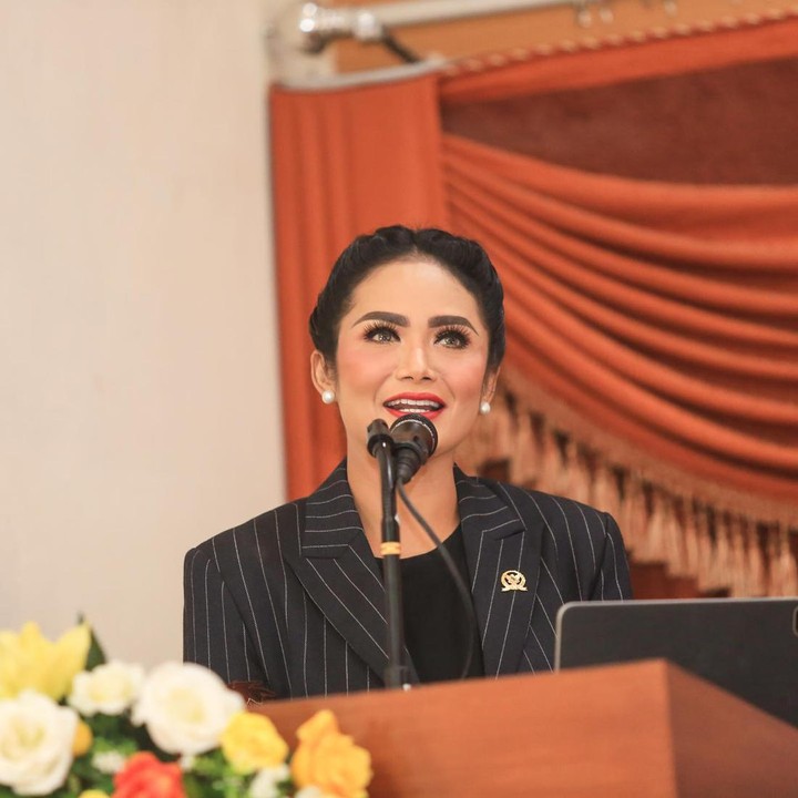 <p>Beberapa waktu yang lalu, Krisdayanti membagikan momen mengajar di salah satu kampus Tanah Air, Bunda. Dalam media sosial Instagram, ia terlihat tengah berada di tengah-tengah mahasiswa Universitas Brawijaya. (Foto: Instagram @krisdayantilemos)<br /><br /><br /></p>