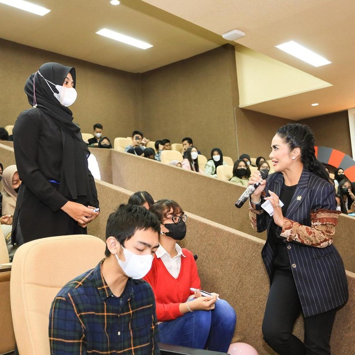 <p>Istri Raul Lemos ini juga mengakui sangat senang, Bunda. Terlebih lagi, mahasiswa yang hadir menyambutnya dengan antusias. "Senang sekali melihat antusias adik-adik mahasiswa dengan semangat belajar yang tinggi," katanya. (Foto: Instagram @krisdayantilemos)<br /><br /><br /></p>