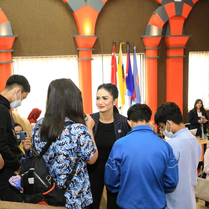 <p>Dalam penutup caption, wanita yang aktif sebagai anggota DPR ini memberikan semangat dan harapan pada mahasiswa di sana. "Sukses selalu adik-adikku! Masa depan bangsa Indonesia ada di tangan kalian! FISIP TANGGUH SATU PERJUANGAN!! Sampai ketemu lagi di lain kesempatan," ujarnya. (Foto: Instagram @krisdayantilemos)<br /><br /><br /></p>