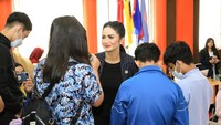 <p>Dalam penutup caption, wanita yang aktif sebagai anggota DPR ini memberikan semangat dan harapan pada mahasiswa di sana. "Sukses selalu adik-adikku! Masa depan bangsa Indonesia ada di tangan kalian! FISIP TANGGUH SATU PERJUANGAN!! Sampai ketemu lagi di lain kesempatan," ujarnya. (Foto: Instagram @krisdayantilemos)<br /><br /><br /></p>