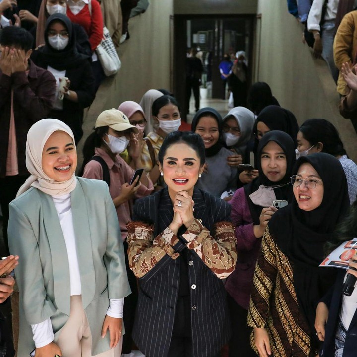<p>Postingan tersebut lantas menuai banyak komentar, Bunda. Salah satunya datang dari peserta kuliah dan berterimakasih pada Krisdayanti. "Makasih Mimi udah dateng ke fisip, sangat bermanfaat sekali pemaparannya," tutur @irha&*****. (Foto: Instagram @krisdayantilemos)<br /><br /><br /></p>