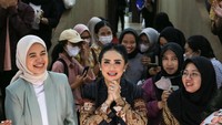 <p>Postingan tersebut lantas menuai banyak komentar, Bunda. Salah satunya datang dari peserta kuliah dan berterimakasih pada Krisdayanti. "Makasih Mimi udah dateng ke fisip, sangat bermanfaat sekali pemaparannya," tutur @irha&*****. (Foto: Instagram @krisdayantilemos)<br /><br /><br /></p>