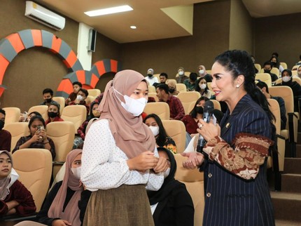 7 Potret Krisdayanti Mengajar di Universitas Brawijaya Sebagai Dosen Tamu, Tuai Pujian