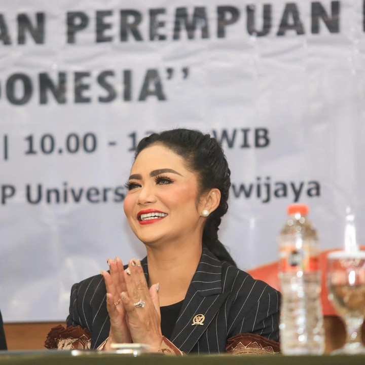 <p>Di hari tersebut, ia mengajar kuliah umum dengan teman pemerintahan dan fungsi parlemennya. "Mengajar kuliah umum Dasar-Dasar ilmu Pemerintahan dan Fungsi Parlemen di Fakultas Ilmu Sosial dan Ilmu Politik Universitas Brawijaya @fisip_ub," paparnya. (Foto: Instagram @krisdayantilemos)<br /><br /><br /></p>