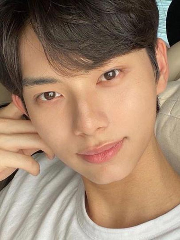 Lee Chaemin memiliki visual yang menarik. Tidak sedikit netizen yang menilai dirinya memiliki kemiripan dengan aktor Song Kang./ foto: instagram.com/l.c.m___