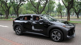 Toyota Serahkan Mobil Listrik bZ4X dan Lexus UX 300e untuk KTT G20