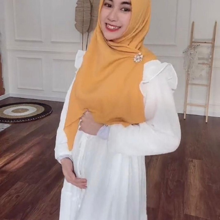 <p>Mantan anggota Cherrybelle ini mengunggah momen kehamilannya mulai dari usia satu bulan sampai melahirkan di instagram pribadinya lho Bunda. Foto ini diambil saat usia kandungannya satu bulan. Perut Annisa masih terlihat rata ya Bunda. (Foto: instagram @anisarahma_12)</p>
