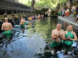 Banyu Pinaruh dan Fenomena Melukat di Bali