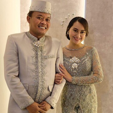 7 Potret Sule & Memes Prameswari Tampil Mesra Pakai Baju Pengantin