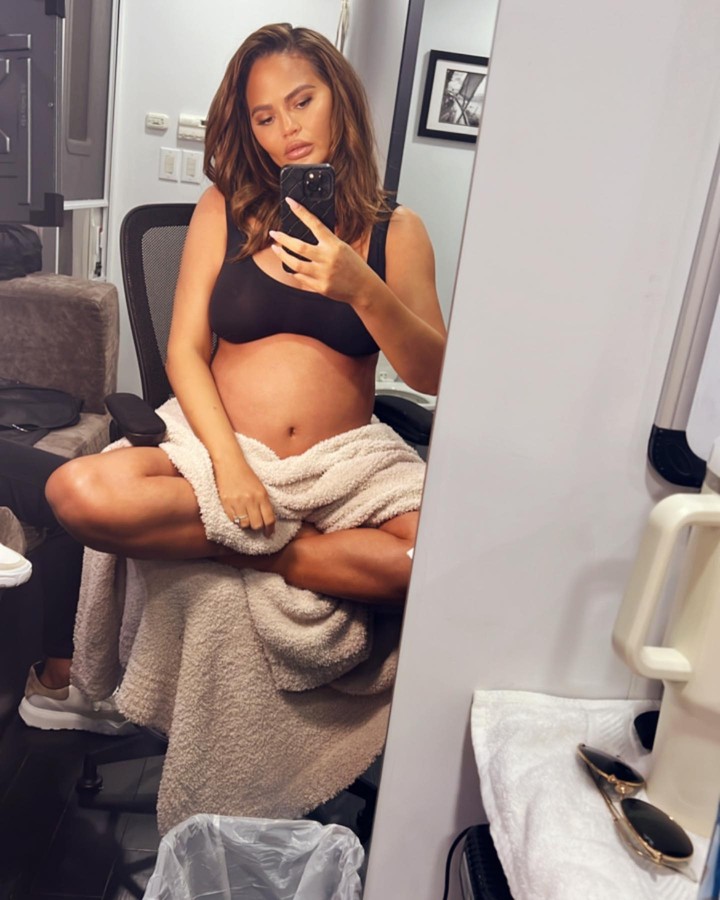 Setelah dua tahun lalu mengalami keguguran, Chrissy Teigen kini kembali menanti kelahiran anak ketiganya. Lihat potretnya di sini, yuk, Bun.