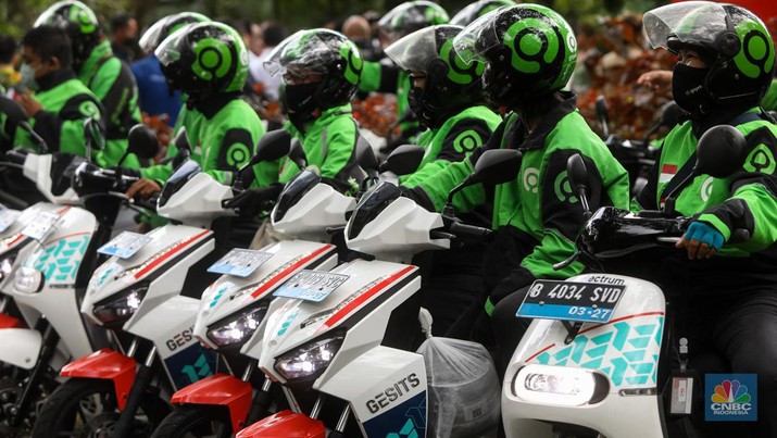 Sejumlah pengemudi Gojek bersiap untuk mengendarai motor listrik usai peresmian shelter motor listrik G20 di kawasan pariwisata ITDC Nusa Dua, Bali, Rabu (19/10/2022). Sebanyak 50 motor listrik dengan merek Gesits dan Gogoro disediakan Electrum untuk armada ojek online (ojol) Gojek dalam penyelenggaraan Konferensi Tingkat Tinggi (KTT) G20 di Indonesia, yang akan berlangsung pada 15-16 November 2022 mendatang di Nusa Dua, Bali. (CNBC Indonesia/ Andrean Kristianto)