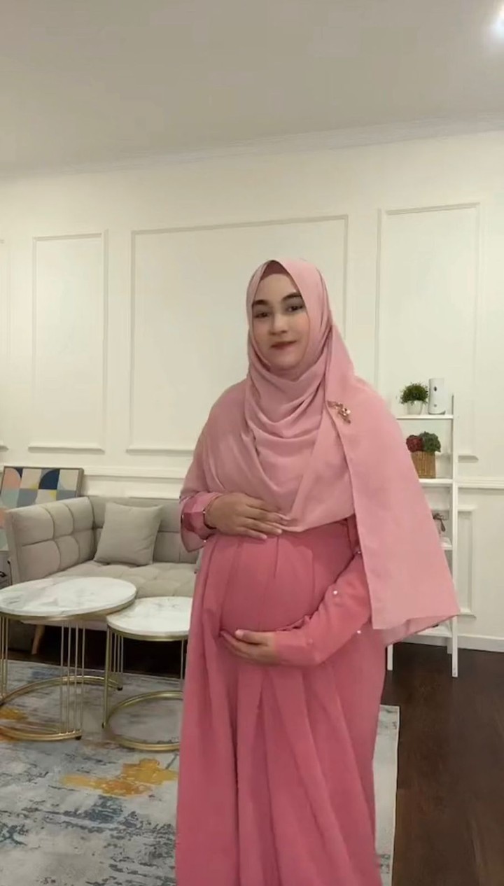 Sebelum melahirkan bayi kembar, Anisa Rahma ternyata sempat mengabadikan momen kehamilannya sejak bulan pertama hingga kesembilan. Intip di sini yuk potretnya.