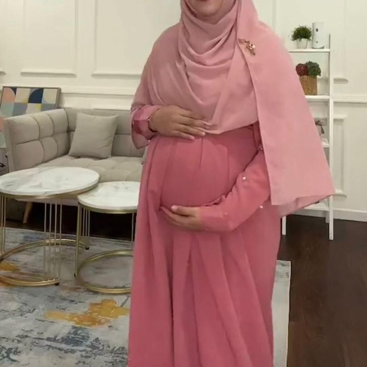 <p>Nah, ini saat kandungan Anisa berusia lima bulan, Bunda. Walau pasangan ini memiliki masalah kesuburan, bahkan sempat tiga kali gagal transfer embrio saat melakukan program bayi tabung, mereka tidak putus asa begitu saja. (Foto: instagram @anisarahma_12)</p>