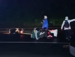 Motor-Mobil Tergelincir Karena Ada Tetesan Solar di Jalan Puncak Bogor